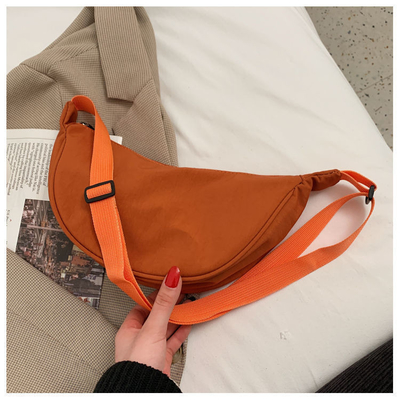 NYLON KROOSBODY BAG KROOSBODY BAG Vrouwelijk 2024 NIEUW DUMPLING lichtgewicht onderarms BAG ALLE SCHULTER CANVAS BAG