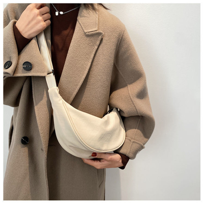 NYLON KROOSBODY BAG KROOSBODY BAG Vrouwelijk 2024 NIEUW DUMPLING lichtgewicht onderarms BAG ALLE SCHULTER CANVAS BAG