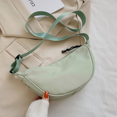 NYLON KROOSBODY BAG KROOSBODY BAG Vrouwelijk 2024 NIEUW DUMPLING lichtgewicht onderarms BAG ALLE SCHULTER CANVAS BAG