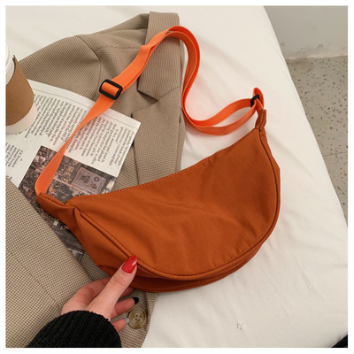 NYLON KROOSBODY BAG KROOSBODY BAG Vrouwelijk 2024 NIEUW DUMPLING lichtgewicht onderarms BAG ALLE SCHULTER CANVAS BAG