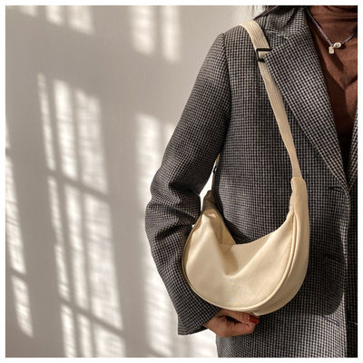NYLON KROOSBODY BAG KROOSBODY BAG Vrouwelijk 2024 NIEUW DUMPLING lichtgewicht onderarms BAG ALLE SCHULTER CANVAS BAG