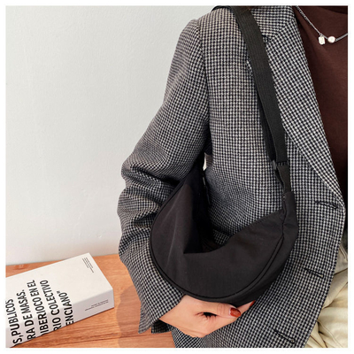 NYLON KROOSBODY BAG KROOSBODY BAG Vrouwelijk 2024 NIEUW DUMPLING lichtgewicht onderarms BAG ALLE SCHULTER CANVAS BAG