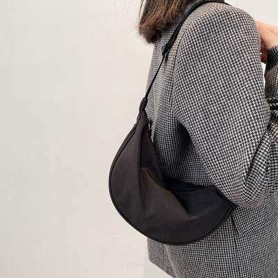 NYLON KROOSBODY BAG KROOSBODY BAG Vrouwelijk 2024 NIEUW DUMPLING lichtgewicht onderarms BAG ALLE SCHULTER CANVAS BAG