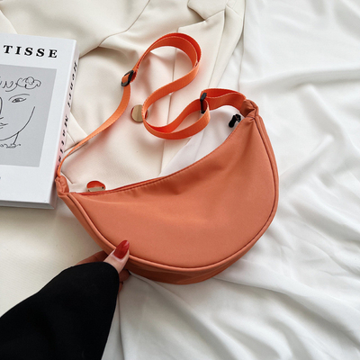 NYLON KROOSBODY BAG KROOSBODY BAG Vrouwelijk 2024 NIEUW DUMPLING lichtgewicht onderarms BAG ALLE SCHULTER CANVAS BAG