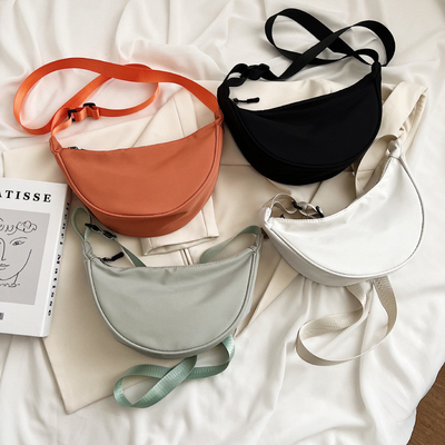 NYLON KROOSBODY BAG KROOSBODY BAG Vrouwelijk 2024 NIEUW DUMPLING lichtgewicht onderarms BAG ALLE SCHULTER CANVAS BAG