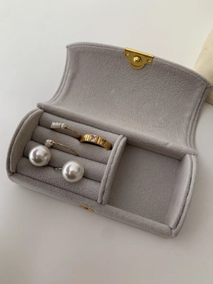 Nieuwe uitstekende hoogwaardige fluweel sieraden doos ring armband halsketting opslag doos reizen kleine draagbare sieraden
