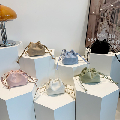 2024 NEW FASHION NICHE DESIGN LENT/ZOMER crossbody bag senior sense gevouwen bucket bag
