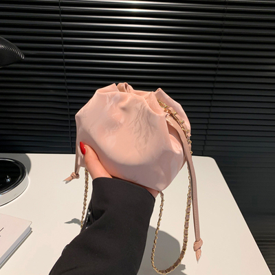 2024 NEW FASHION NICHE DESIGN LENT/ZOMER crossbody bag senior sense gevouwen bucket bag