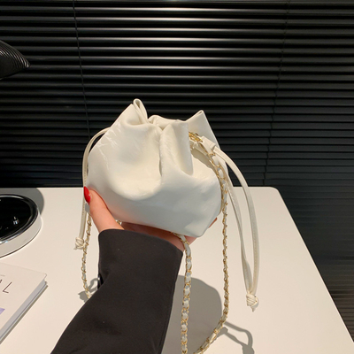2024 NEW FASHION NICHE DESIGN LENT/ZOMER crossbody bag senior sense gevouwen bucket bag