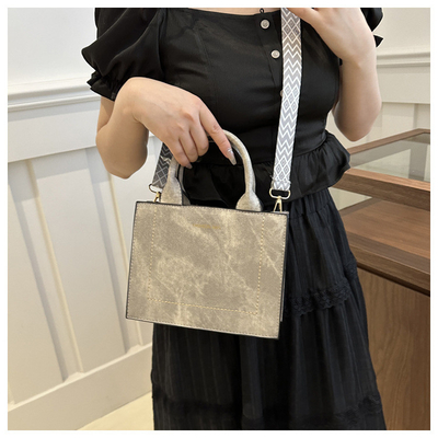 VINTAGE CHIC TEXTURED LETTER TOTE BAG VrouwenBAG 2024 Nieuwe grote capaciteit mode handtas breedband schoudertas