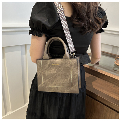 VINTAGE CHIC TEXTURED LETTER TOTE BAG VrouwenBAG 2024 Nieuwe grote capaciteit mode handtas breedband schoudertas