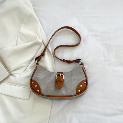Franse mode Casual onderarmzak Vrouwen 2024 Nieuwe textuur BAGUETTE BAG SIMPLE COLOR PATCHWORK SCHULTERBAG TIDE