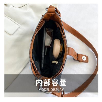 Franse mode Casual onderarmzak Vrouwen 2024 Nieuwe textuur BAGUETTE BAG SIMPLE COLOR PATCHWORK SCHULTERBAG TIDE