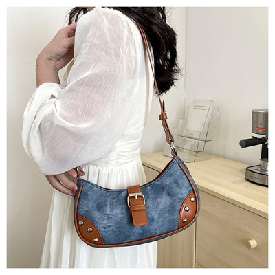 Franse mode Casual onderarmzak Vrouwen 2024 Nieuwe textuur BAGUETTE BAG SIMPLE COLOR PATCHWORK SCHULTERBAG TIDE