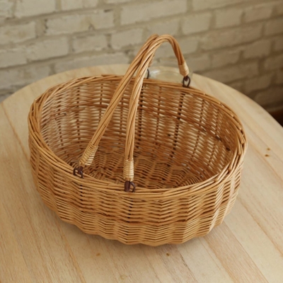 wicker picknickmandjes met handvaten.