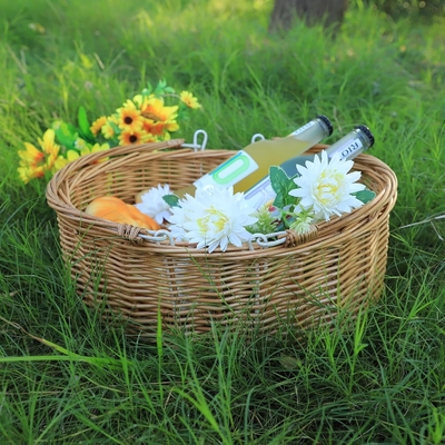 wicker picknickmandjes met handvaten.