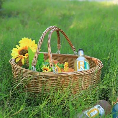 wicker picknickmandjes met handvaten.