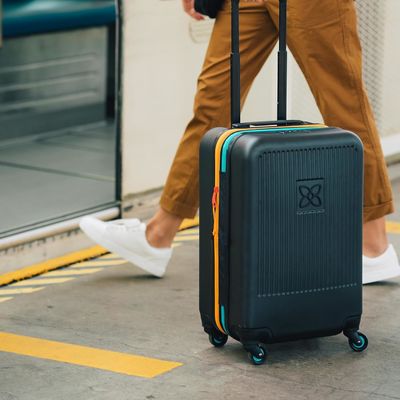 Duurzame koffer met anti-crush buitenste mesh compressie paneel en compressie riem ontworpen voor moeiteloos reizen