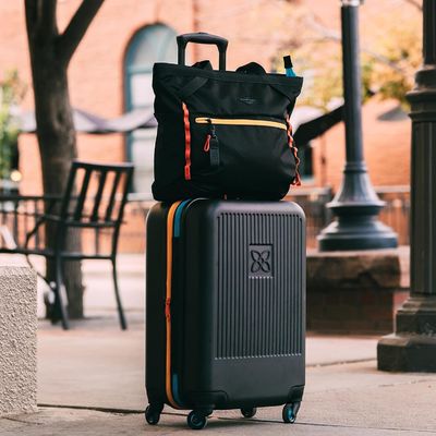 Duurzame koffer met anti-crush buitenste mesh compressie paneel en compressie riem ontworpen voor moeiteloos reizen