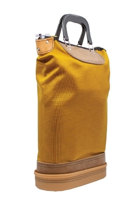 Met de tuff leer bekleding, hard gevormd onderkant, duurzame webbed handgrepen en ingebouwde slot het is zeker een gewaardeerd product in elk kantoor, postkamer of magazijn