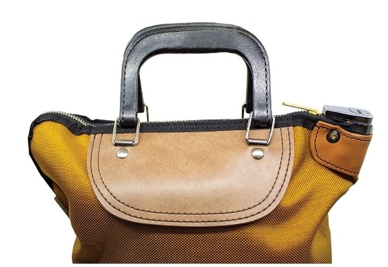 Met de tuff leer bekleding, hard gevormd onderkant, duurzame webbed handgrepen en ingebouwde slot het is zeker een gewaardeerd product in elk kantoor, postkamer of magazijn
