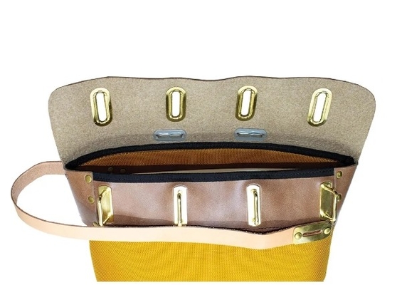 Reglement vergrendeling Security Postzak met handvaten met handvaten is gebouwd met 1350 Denier Ballistic Basket Weave Gold of 1000 Denier, die waterdicht zijn