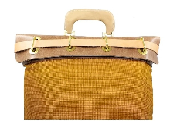 Reglement vergrendeling Security Postzak met handvaten met handvaten is gebouwd met 1350 Denier Ballistic Basket Weave Gold of 1000 Denier, die waterdicht zijn
